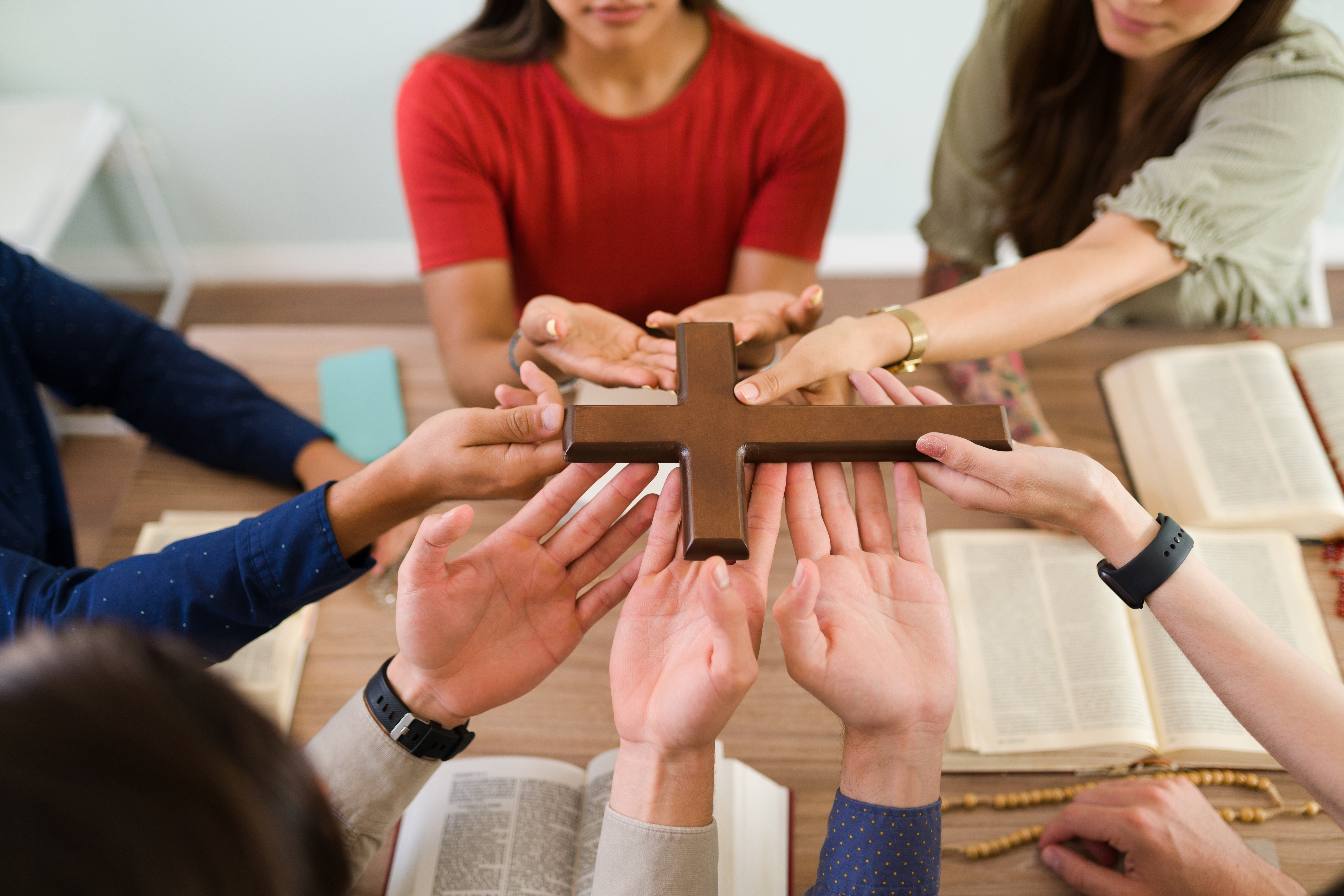 Jovens, homens e mulheres reunidos em comunhão