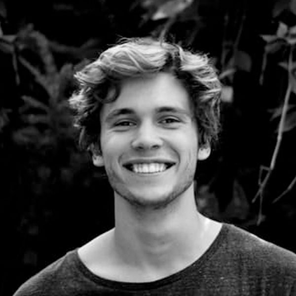 Homem jovem da comunidade